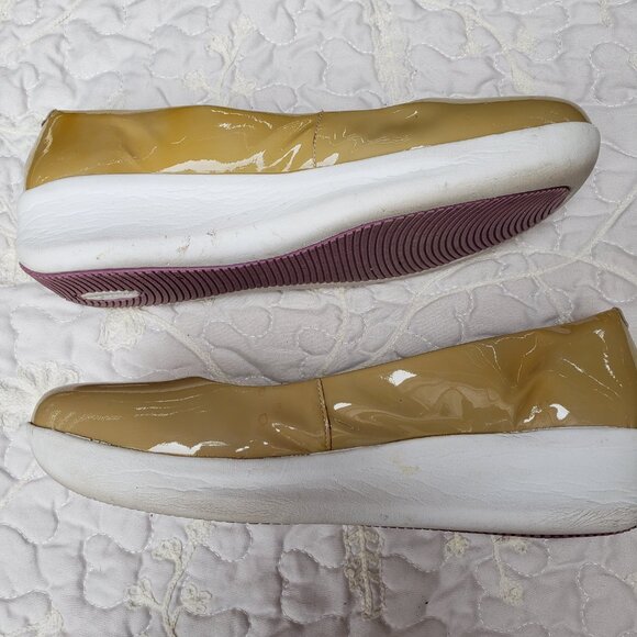 EUC EASY SPIRIT Esoroco Anti-Gravity Tan Patent Leather Wedge (9) - Picture 6 of 11